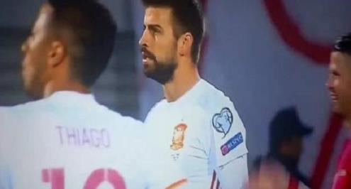 الاتحاد الإسباني يبرئ بيكيه من تهمة إزاله العلم